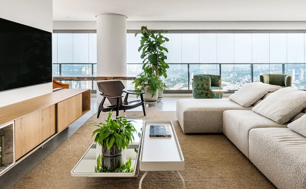 Vistas panorámicas del skyline de São Paulo y un minimalismo cálido han sido las claves de este apartamento